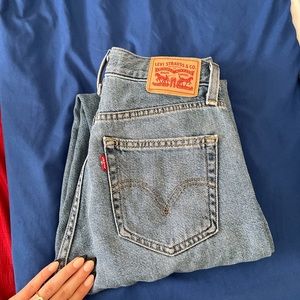 Super cute Levi’s mom jeans!